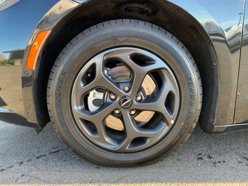 Used 2022 Chrysler Pacifica Touring-L w/ Uconnect Theater Family Group image 11