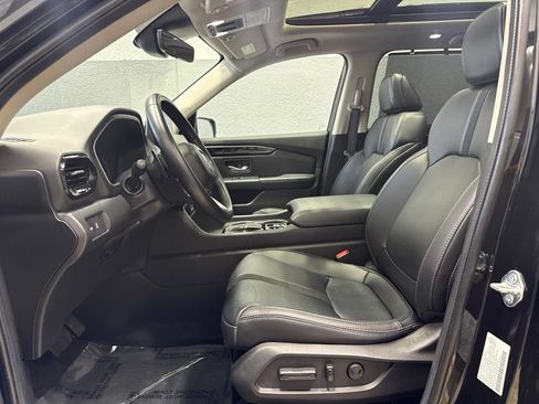 Used 2024 Honda Pilot Touring image 11