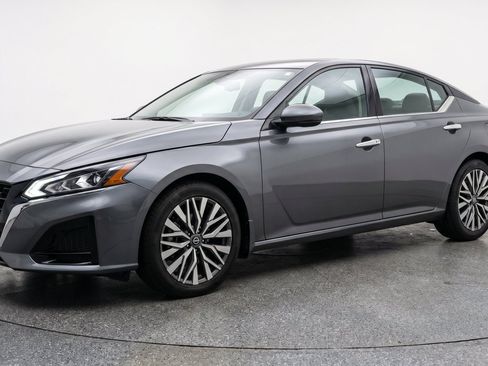 Used 2025 Nissan Altima 2.5 SV FWD image 3