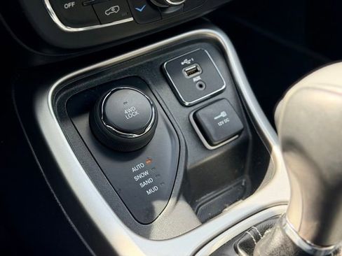 Used 2021 Jeep Compass Latitude AWD/4WD image 16