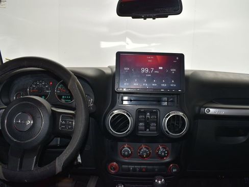 Used 2015 Jeep Wrangler Unlimited Rubicon w/ Connectivity Group image 18