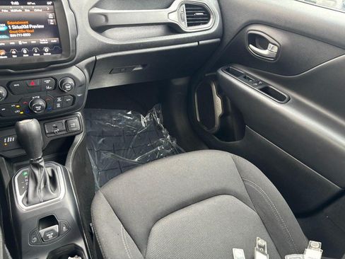 Used 2023 Jeep Renegade Latitude AWD/4WD image 19