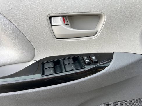 Used 2012 Toyota Sienna LE FWD image 9