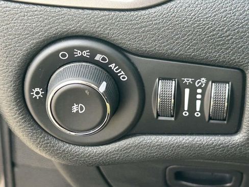 Used 2019 Jeep Cherokee Latitude Plus w/ Comfort/Convenience Group image 22