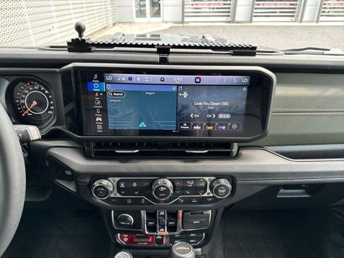 Used 2025 Jeep Gladiator Mojave AWD/4WD image 17