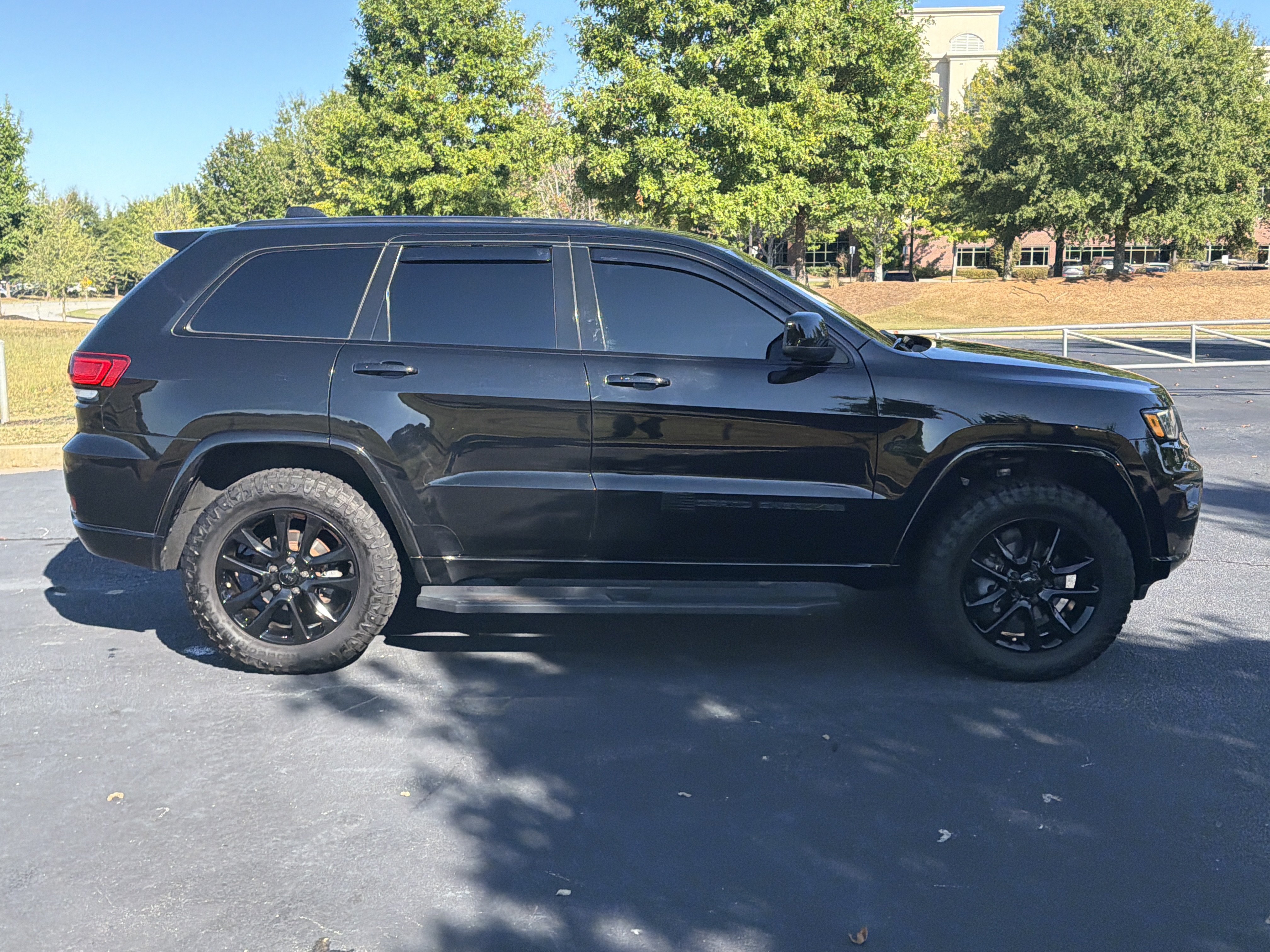 Used 2020 Jeep Grand Cherokee Altitude AWD/4WD image 10