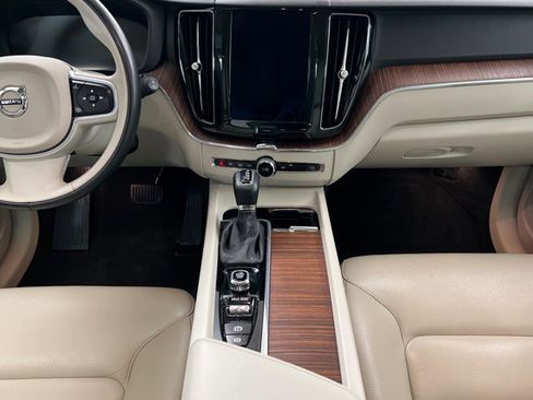 Used 2021 Volvo XC60 T6 Momentum image 13