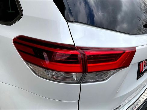 Used 2017 Toyota Highlander Limited image 24