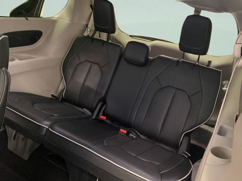 Used 2024 Chrysler Pacifica Limited FWD image 29