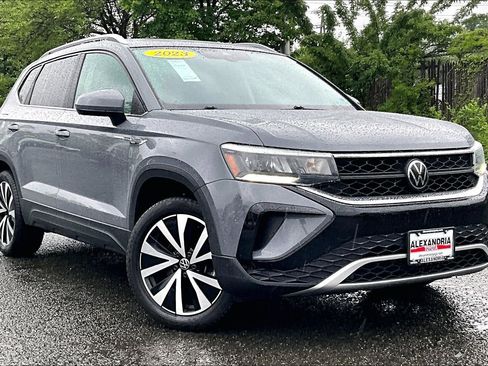 Used 2023 Volkswagen Taos SE w/ Panoramic Sunroof Package AWD/4WD image 2