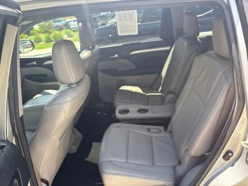 Used 2018 Toyota Highlander XLE AWD/4WD image 24