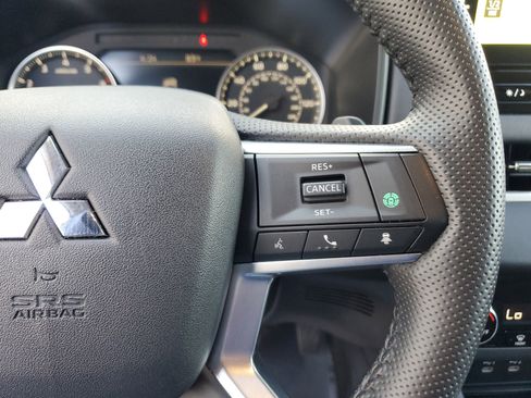 Used 2025 Mitsubishi Outlander SE image 24