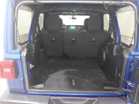 Used 2019 Jeep Wrangler Unlimited Sahara w/ Uconnect 4C Nav & Sound Group AWD/4WD image 16