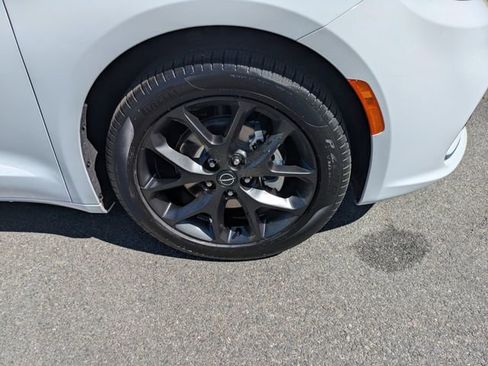 New 2026 Chrysler Pacifica Limited image 12