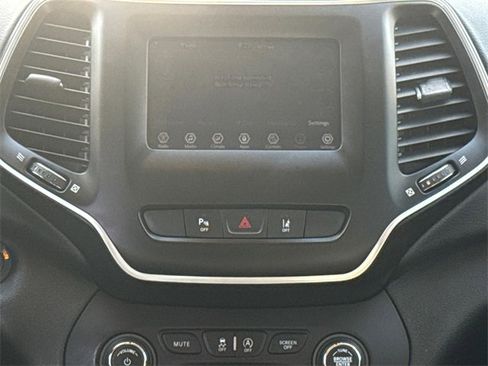 Used 2021 Jeep Cherokee Latitude Plus image 12