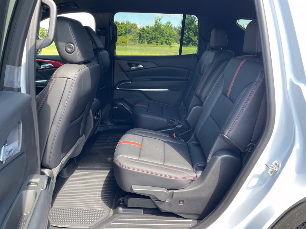 New 2026 Chevrolet Traverse RS w/ LPO, Floor Liner Package FWD image 33