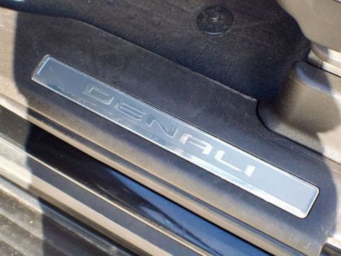 Used 2021 GMC Yukon XL Denali w/ Denali Premium Package image 32