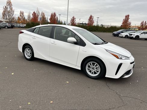 Used 2022 Toyota Prius L Eco image 7