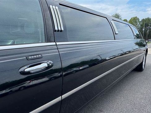 Used 2008 Lincoln Town Car Executive RWD image 15