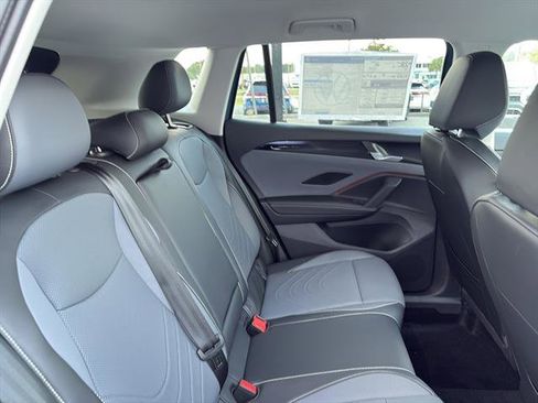 New 2025 Volkswagen Tiguan SE image 10