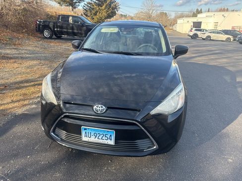 Used 2017 Toyota Yaris iA image 2