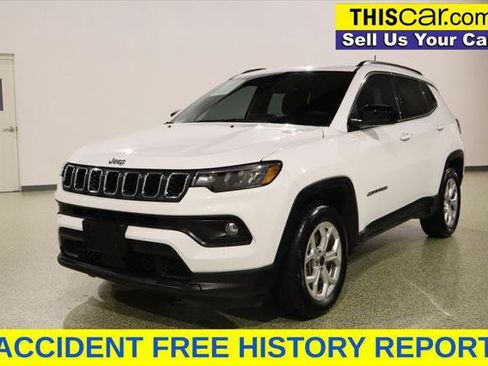 Used 2025 Jeep Compass Latitude AWD/4WD image 4