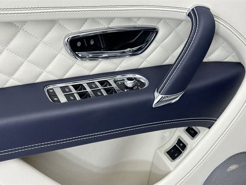 Used 2018 Bentley Bentayga image 22