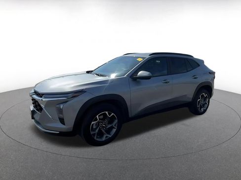 Used 2025 Chevrolet Trax LT w/ LT Convenience Package image 8