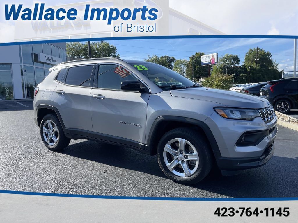 Used 2023 Jeep Compass Latitude w/ Convenience Group AWD/4WD image 1