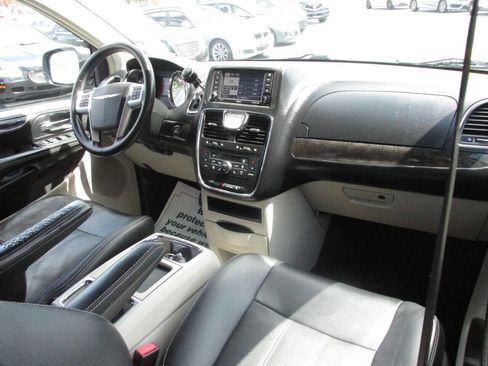 Used 2012 Chrysler Town & Country Touring-L w/ Driver Convenience Group image 31