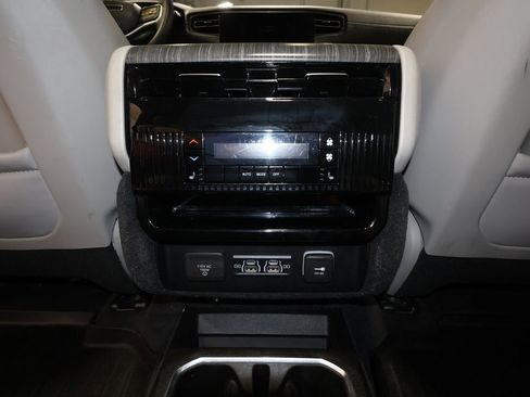 Used 2023 Jeep Wagoneer Series III w/ Premium Group I image 31