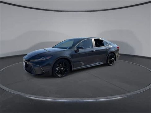 Used 2025 Toyota Camry SE image 4