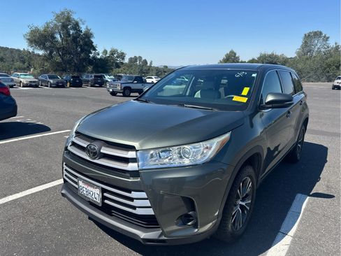 Used 2018 Toyota Highlander LE FWD image 1