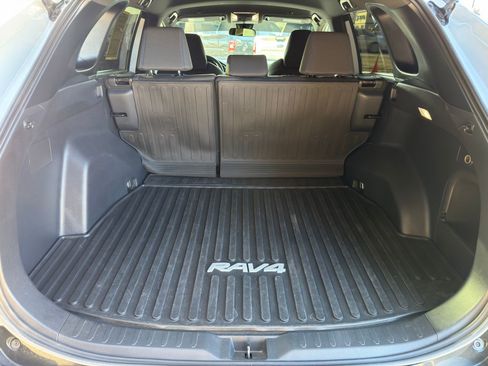 Used 2025 Toyota RAV4 SE image 9