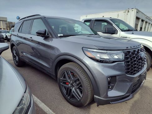 Certified 2025 Ford Explorer ST image 3