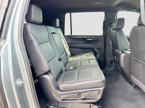 Used 2025 Chevrolet Suburban Z71 AWD/4WD image 28