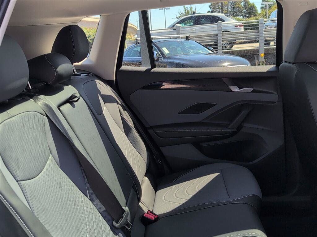 Used 2025 Volkswagen Tiguan SE w/ Panoramic Sunroof Package FWD image 15