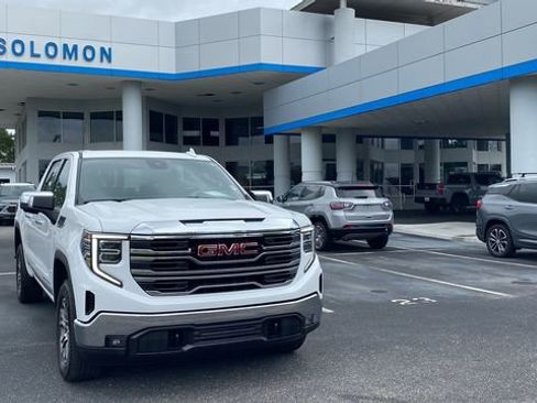 Used 2024 GMC Sierra 1500 SLT image 1