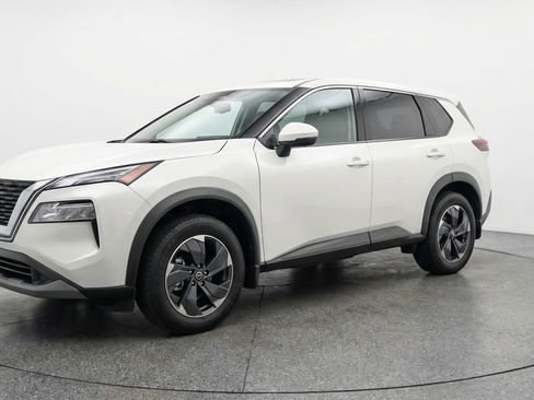 Used 2025 Nissan Rogue SV image 3