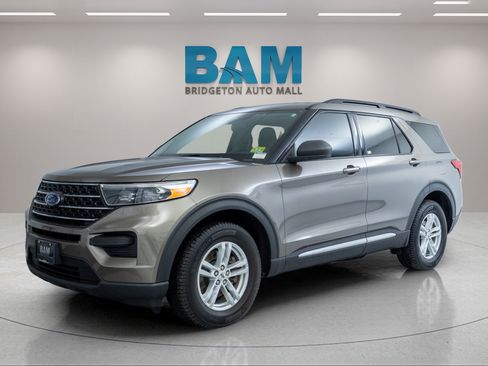 Used 2021 Ford Explorer XLT AWD/4WD image 3