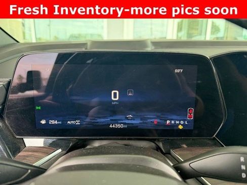 Used 2025 Chevrolet Suburban Z71 image 6