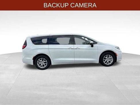 Used 2023 Chrysler Pacifica Touring FWD image 8