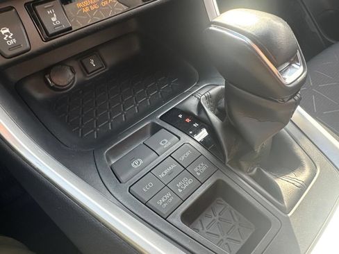 Used 2020 Toyota RAV4 XLE w/ Convenience Package AWD/4WD image 24