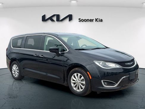 Used 2019 Chrysler Pacifica Touring Plus w/ Advanced Safetytec Group FWD image 8
