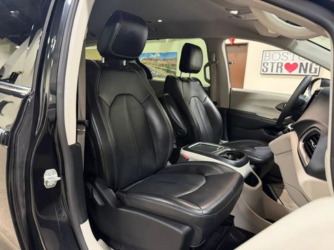 Used 2023 Chrysler Pacifica Touring-L FWD image 37