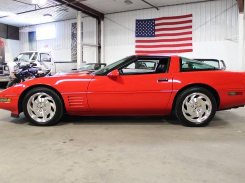 Used 1993 Chevrolet Corvette Coupe RWD image 3