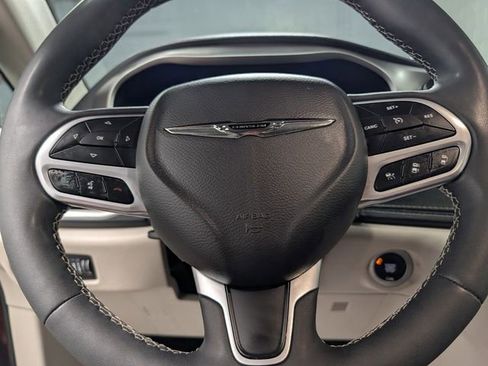 Used 2023 Chrysler Pacifica Touring-L AWD/4WD image 19