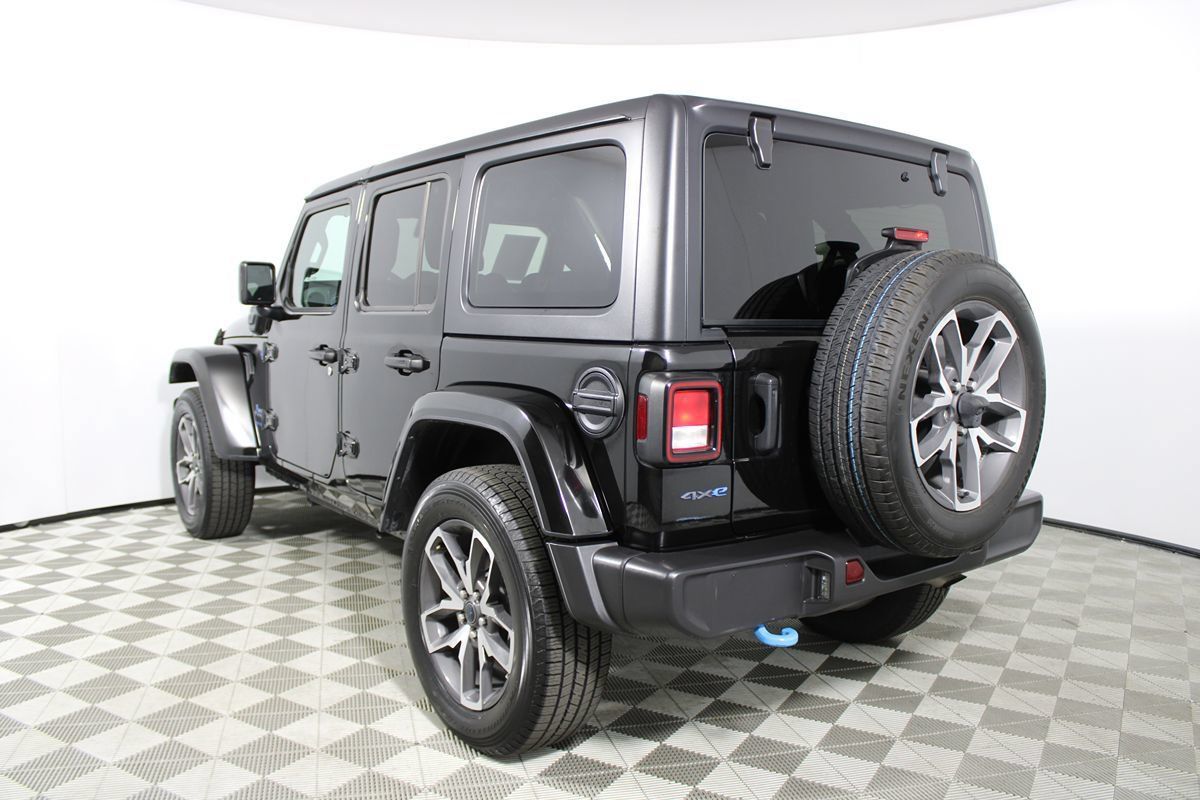 Used 2024 Jeep Wrangler Unlimited w/ Convenience Group AWD/4WD image 30