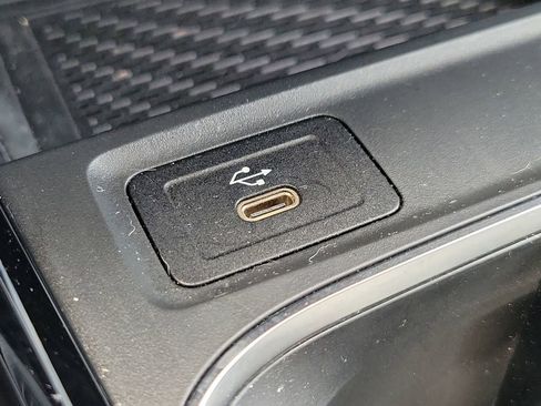Used 2025 Mercedes-Benz GLB 250 image 27