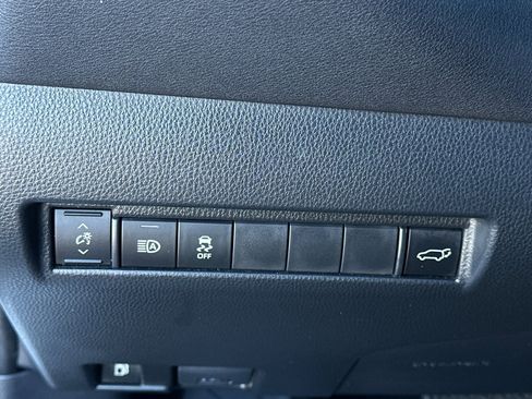 Used 2024 Toyota Venza XLE image 35